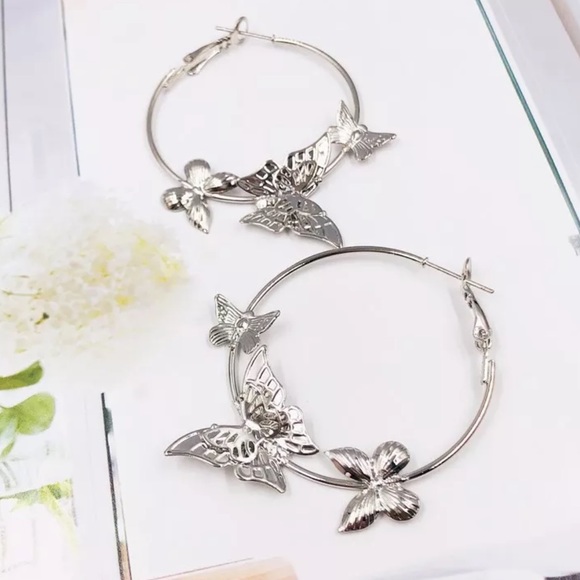 🦋 Butterfly Silver Colored Hoop Elegant Earrings - Picture 2 of 3